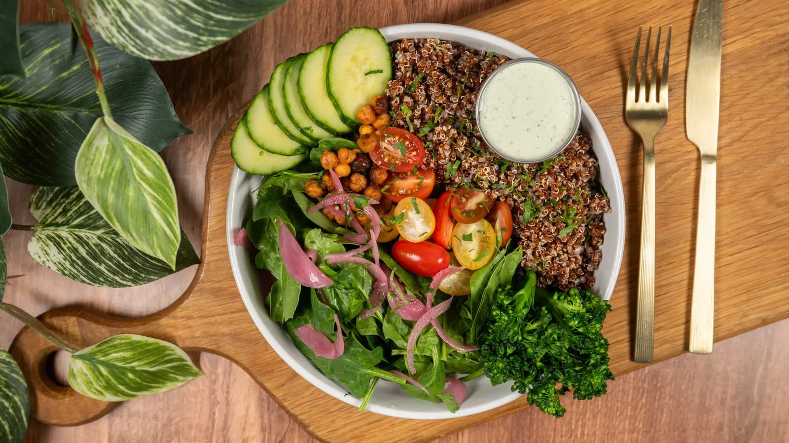 Red quinoa salad